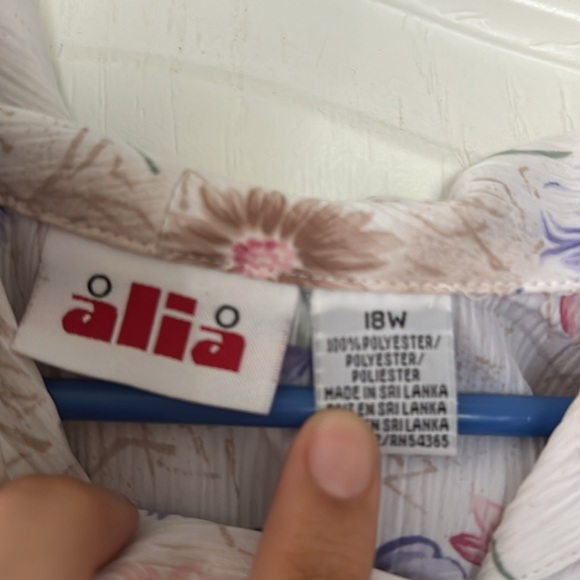 Alia Button Down Top 18w - Picture 2 of 3